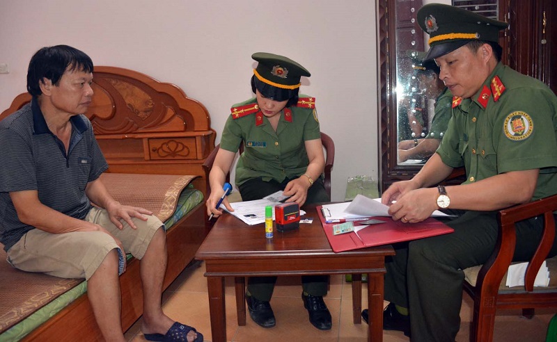 Cán bộ Phòng Quản lý xuất nhập cảnh (Công an tỉnh) đến tận gia đình ông Nguyễn Văn Lưu, trú tại TP Cẩm Phả làm thủ tục cấp hộ chiếu cho ông trong vòng 48 giờ, giúp ông kịp thời đi nước ngoài chữa bệnh.
