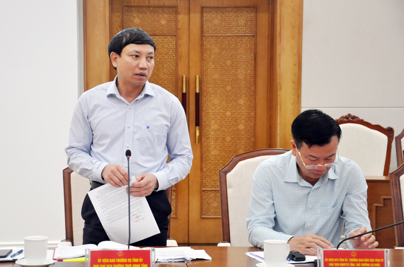 Đồng chí Nguyễn Xuân Ký, Phó Chủ tịch Thường trực HĐND tỉnh phát biểu tại cuộc họp. 
