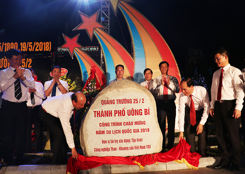 Đại diện TKV và lãnh đạo TP Uông Bí phấn khởi đưa vào sử dụng công trình Quảng trường 25/2