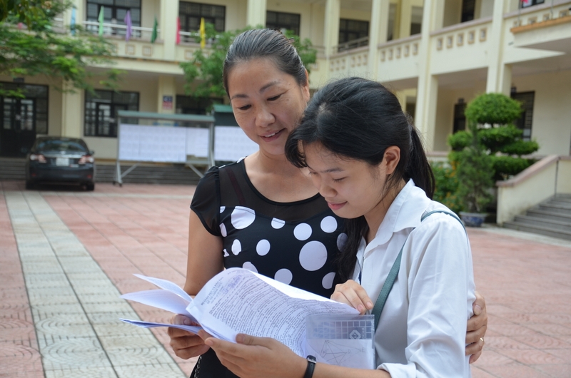 Thí sinh điểm thi THPT Ngô Quyền, TP Hạ Long trao đổi bài sau thi với người thân. Ảnh: Minh Đức