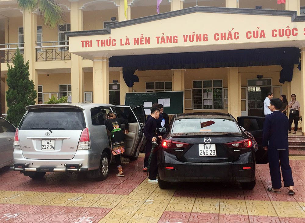 Thí sinh điểm thi THPT Ba Chẽ được hỗ trợ ô tô đưa đón. Ảnh: Minh Đức