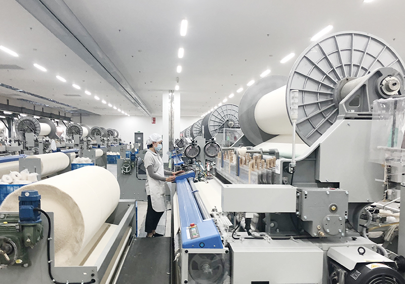 Sản xuất khăn mặt tại KCN Texhong Hải Hà.