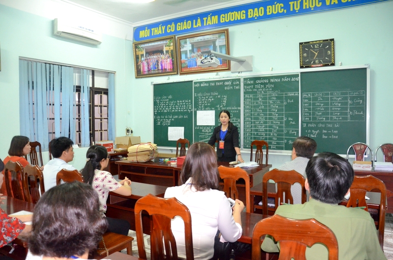Đồng chí Vũ Liên Oanh,... chỉ đạo tại điểm thi trường THPT Tiên Yên và cần có 