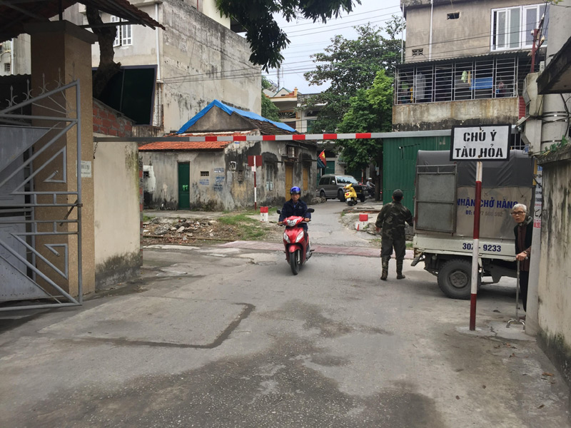 Nhiều người dân ở phường Yên Thanh (Uong Bí) vẫn chủ quan khi dừng đỗ phương tiện ngay bên hành lang đường sắt 