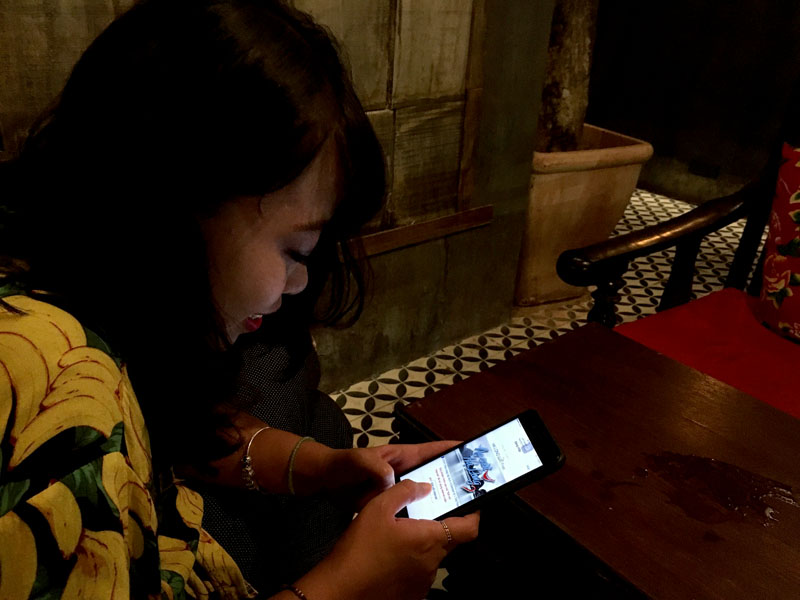 Người dân truy cập dịch vụ wifi miễn phí tại khu phố cổ, đường Hạ Long, phường Bãi Cháy, TP Hạ Long.