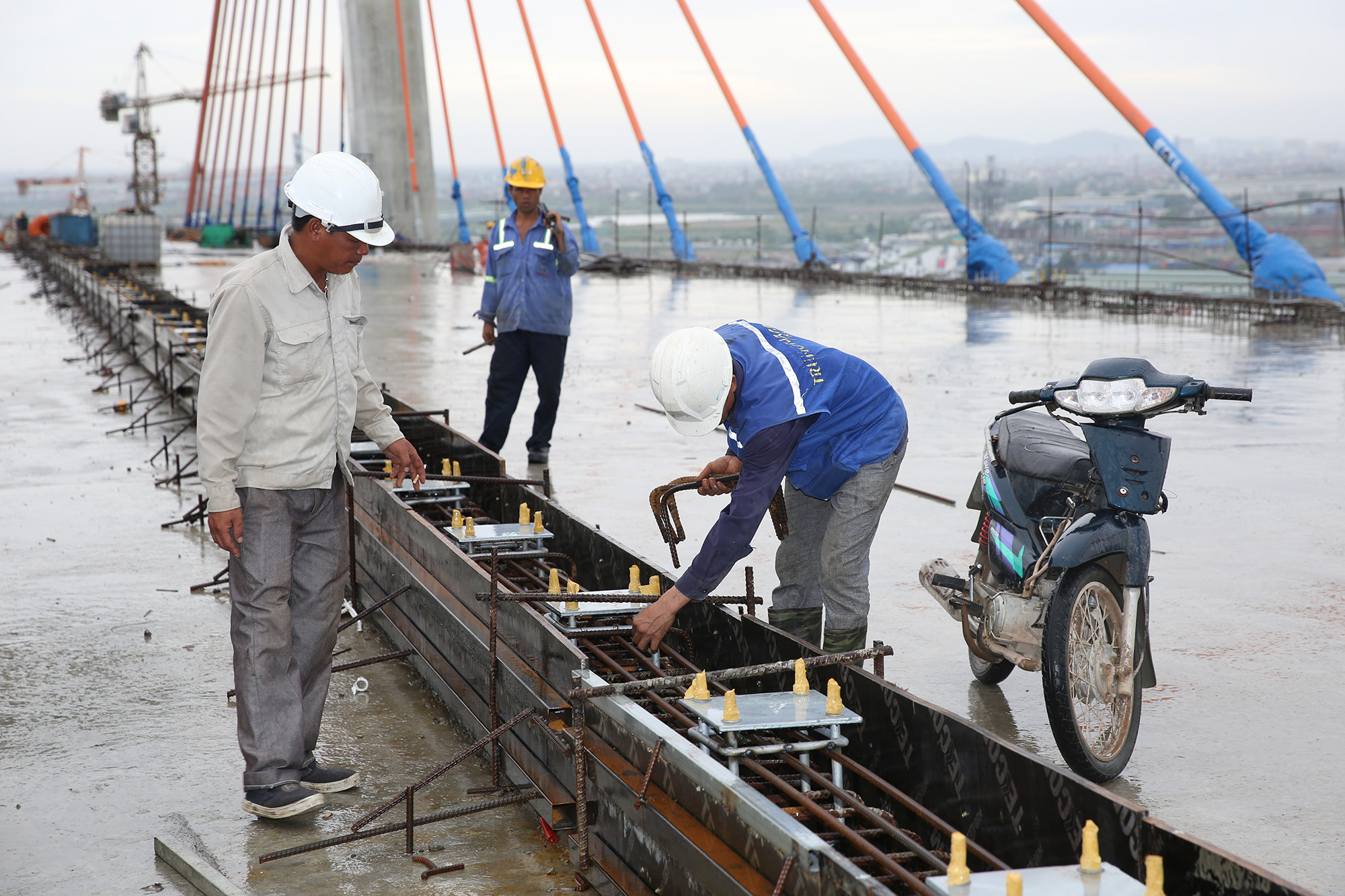 Thi công dải phân cách giữa cầu Bạch Đằng.