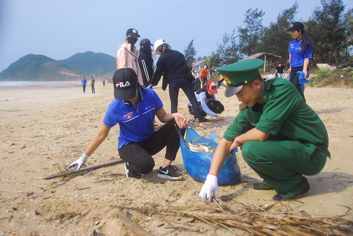 ĐVTN và CBCS Đồn Biên phòng Quan Lạn (Vân Đồn) dọn rác bở biển Quan Lạn, hưởng ứng chiến dịch Hãy làm sạch biển 2018.