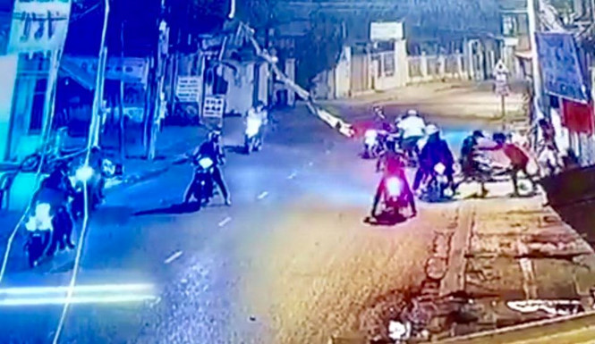 Nhóm thanh niên chém nhầm hai người đi đường. Ảnh: Cắt từ camera an ninh
