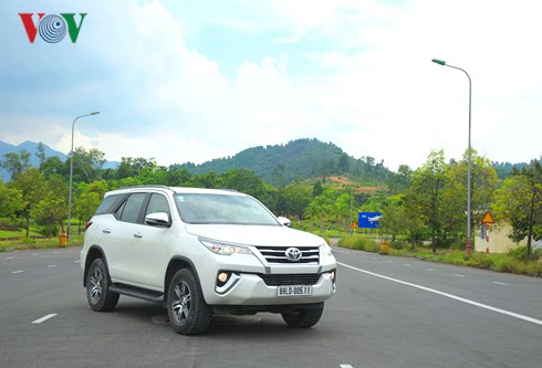 Phiên bản 2.4G 4x2 MT của Toyota Fortuner 2018 có mức tăng 45 triệu đồng so với năm 2017.
