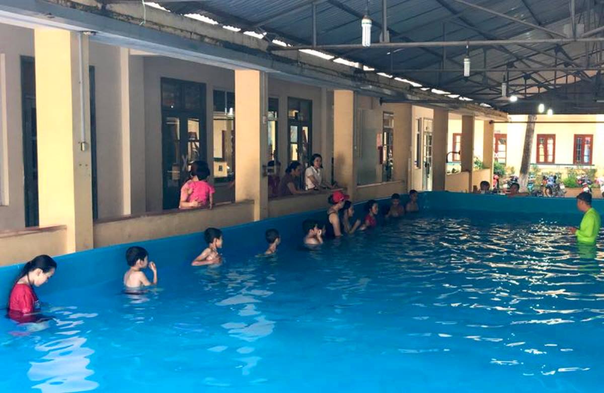 Một giờ học bơi của các em học sinh tại trường Tiểu học Phương Đông B, phường Phương Đông, TP Uông Bí