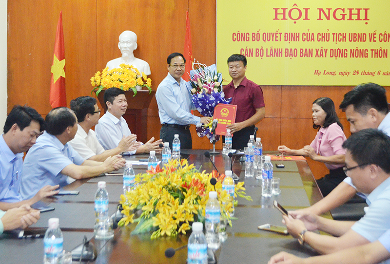 Đồng chí Đặng Huy Hậu, Phó Chủ tịch Thường trực UBND tỉnh trao quyết định bổ nhiệm cán bộ cho đồng chí Nguyễn Văn Đức