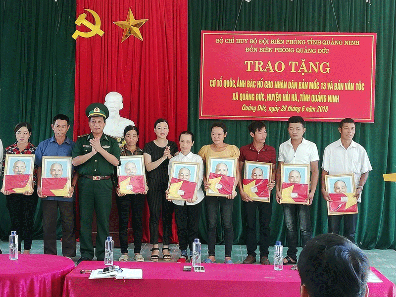 109 cờTổ quốc và ảnh Bác Hồ được Đồn Biên phòng Quảng Đức trao tặng cho nhân dân bản Mốc 13 và bản Vắn Tốc, xã Quảng Đức.