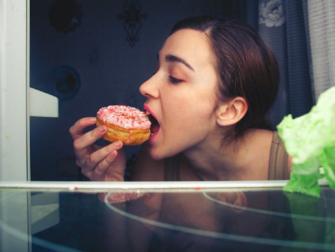 Ăn đêm dễ làm tăng cân và tăng đường huyết, từ đó làm tăng nguy cơ bị tiểu đường. Ảnh: SHUTTERSTOCK