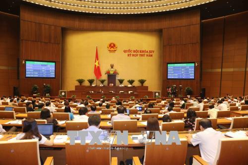 Quốc hội biểu quyết thông qua Nghị quyết về Chương trình xây dựng luật, pháp lệnh năm 2019, điều chỉnh Chương trình xây dựng luật, pháp lệnh năm 2018. Ảnh: Phương Hoa/TTXVN