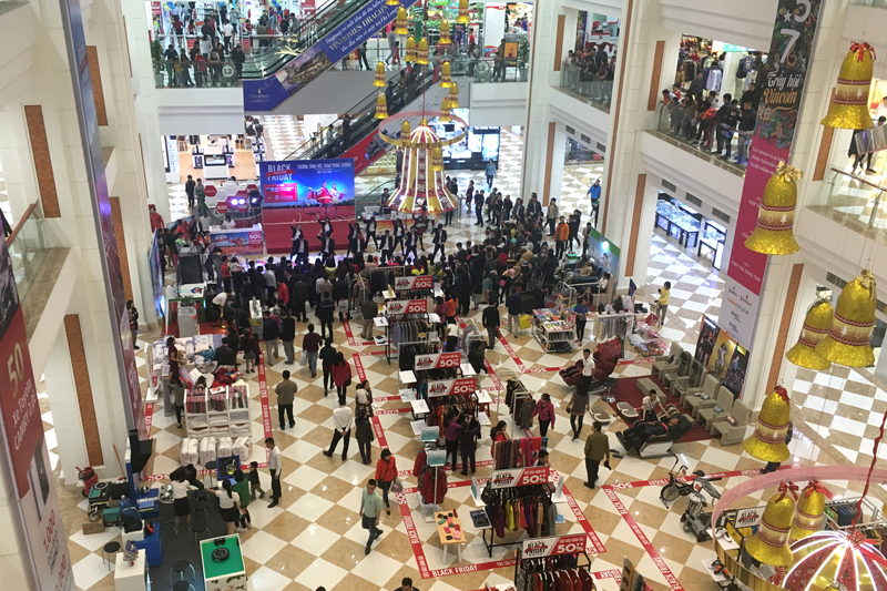 Trung tâm thương mại Vincom Center Hạ Long thu hút đông đảo người dân đến tham quan, mua sắm.