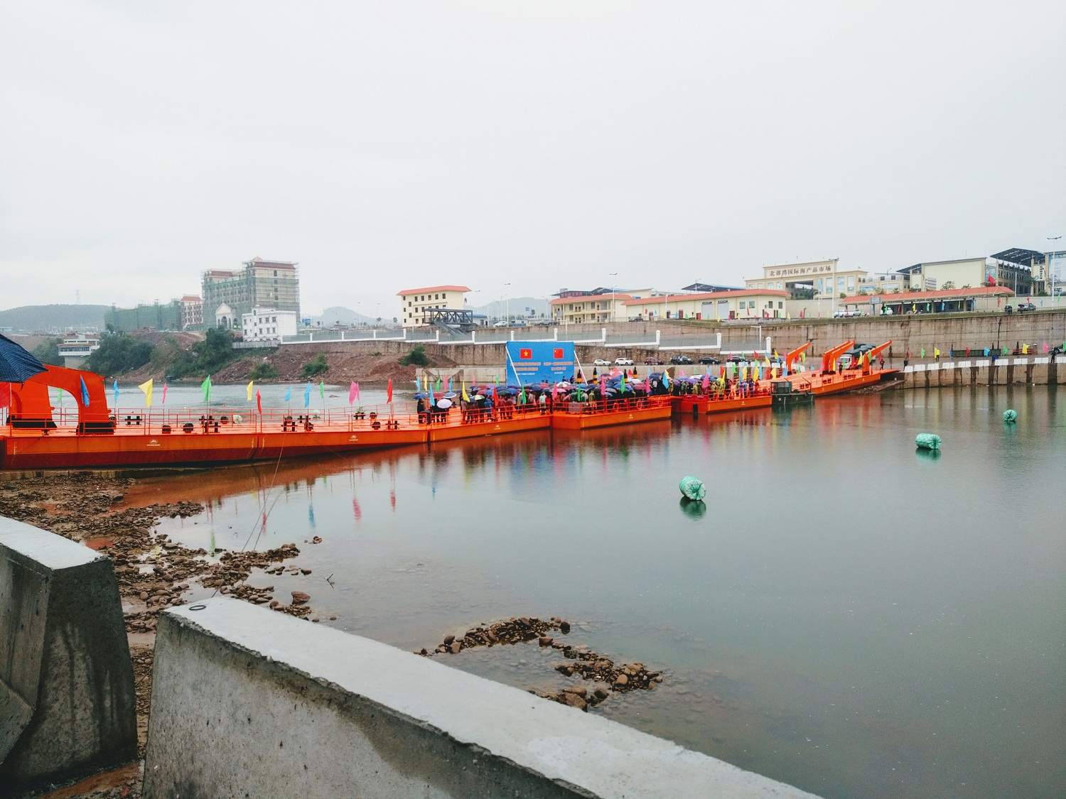 ầu phao tạm Móng Cái (Việt Nam) – Đông Hưng (Trung Quốc) được khánh thành ngày 1/12/2017. Ảnh: Vi Thu (Trung tâm VH-TT Móng Cái)