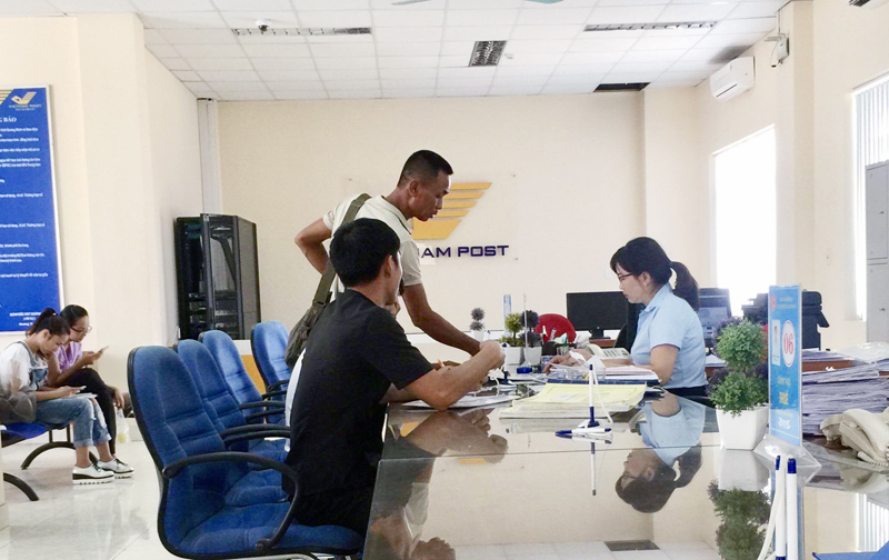 Thực hiện thủ tục hành chính cho người dân ở Trung tâm Hành chính công TP Móng Cái