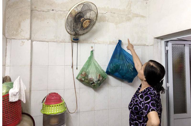 Nhà bà Ngô Thị Lan, tổ 27, khu 2B, phường Cao Xanh, TP Hạ Long xuất hiện nhiều vết nứt từ nhiều năm nay
