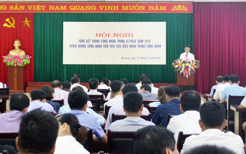 Hoàng Công Dương chia sẻ kinh nghiệm sáng kiến sáng tạo trong phong trào thi đua sản xuất tại lễ tổng kết Tháng công nhân năm 2018 tại Công ty CP Than Núi Béo.