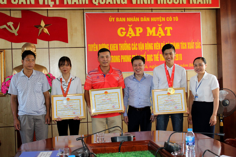Lãnh đạo huyện Cô Tô tặng giấy khen của UBND huyện cho các học sinh, HLV tại buổi gặp mặt.