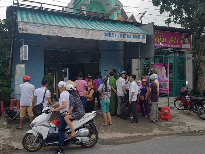 Lực lượng công an tổ chức khám nghiệm hiện trường vụ cháy. Ảnh: Ngọc An.