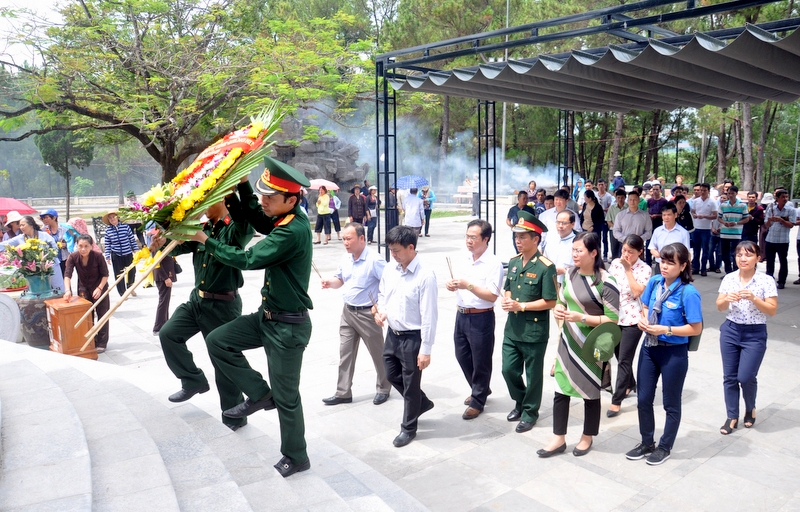 Đoàn đại biểu tỉnh Quảng Ninh đặt vòng hoa và dâng hương tưởng niệm các Anh hùng liệt sĩ tại Nghĩa trang Liệt sĩ quốc gia Trường Sơn (huyện Gio Linh, tỉnh Quảng Trị)