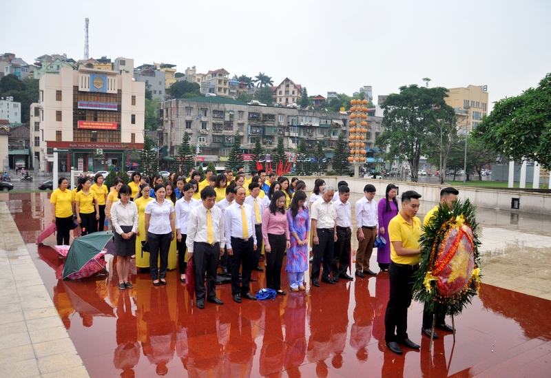 Bưu điện tỉnh tổ chức dâng hương tưởng niệm các anh hùng liệt sỹ tại Đài tưởng niệm các anh hùng liệt sỹ TP Hạ Long và tượng đài đồng chí Vũ Văn Hiếu, ra quân triển khai Đề án Cổng thông tin điện tử về liệt sỹ, mộ liệt sỹ và nghĩa trang liệt sỹ trên địa bàn tỉnh.