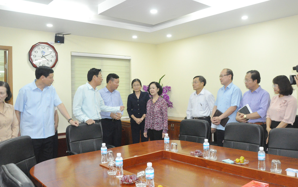 Đồng chí Trương Thị Mai, Ủy viên Bộ Chính trị, Trưởng Ban Dân vận Trung ương thăm cơ quan khối 