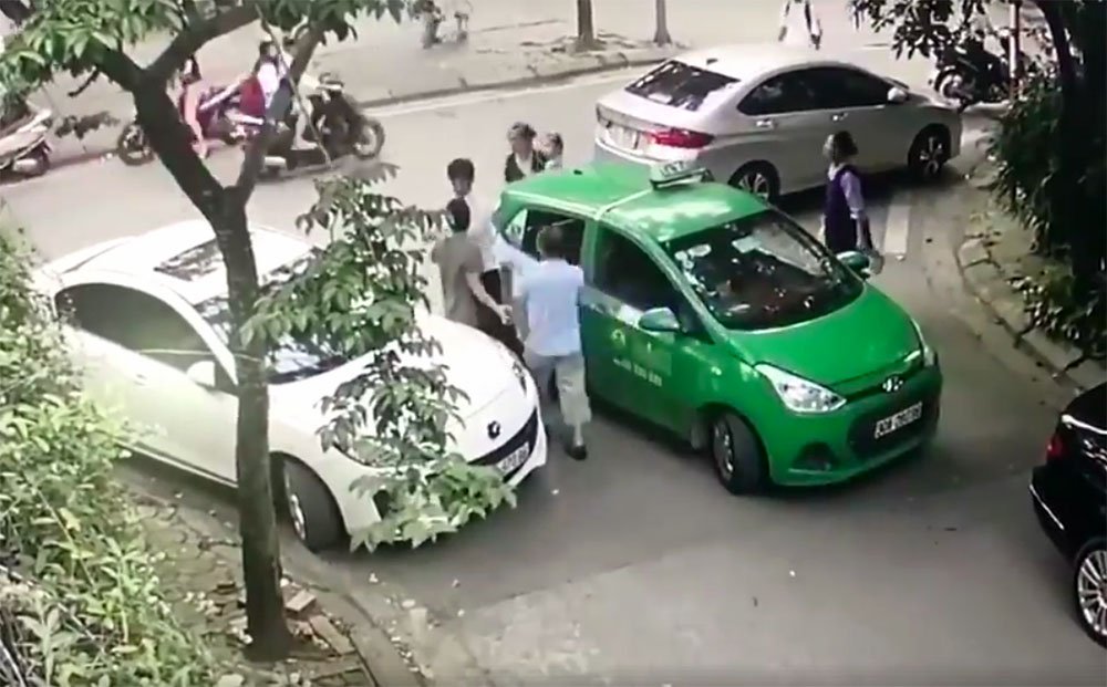 Hiện trường vụ ẩu đả chiều 10/5 tại phường Cầu Diễn. Ảnh cắt từ clip