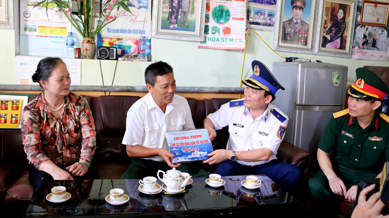 Thiếu tướng Doãn Bảo Quyết thăm và tặng quà gia đình chính sách Nguyễn Viết Lánh, thương binh hạng ¼ ở khu 2, thị trấn Cô Tô.