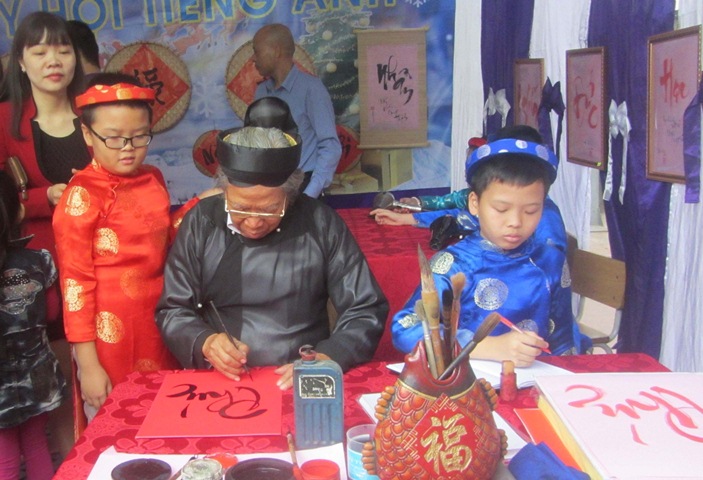 Viết thư pháp chữ quốc ngữ tại TP Hạ Long.