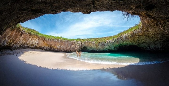 Bãi biển Hidden, Marieta, Mexico. Đây là một trong những kỳ quan đáng chú ý nhất của Mexico. Bãi biển này ẩn bên trong một hang động với mái rộng mở cho phép ánh sáng mặt trời chiếu vào.