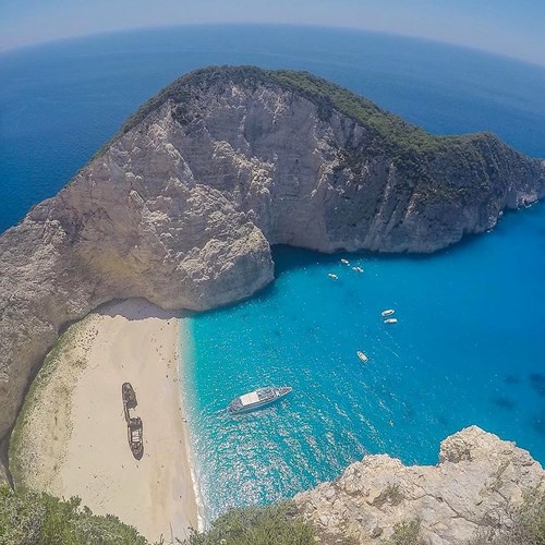 Bãi biển Navagio, Zakynthos, Hy Lạp. Đây là một trong những bãi biển nổi tiếng và được chụp ảnh nhiều nhất ở Hy Lạp. 