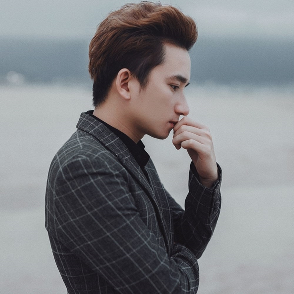 Phan Mạnh Quỳnh nổi tiếng nhờ Vợ người ta. Tuy nhiên, ca khúc này cũng vấp phải nhiều lời chê bai.