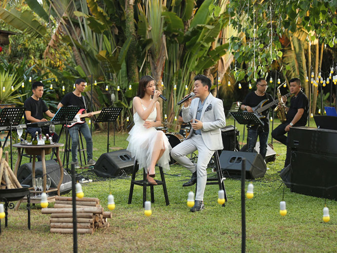 Lam Trường và Đông Nhi trong show Lam Trường 9pm live phát trên mạng. Ảnh: NSCC