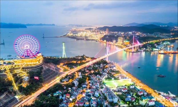 Hầm Cửa Lục nối liền Hòn Gai, Bãi Cháy và biến vịnh Cửa Lục trở thành khu vực trung tâm của Hạ Long. 