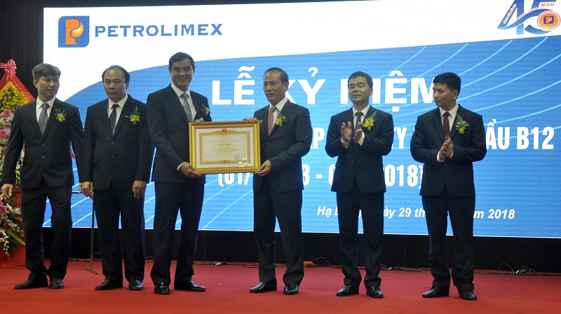 Thừa ủy quyền của Thủ tướng Chính phủ, Thứ trưởng Bộ Công Thương, Cao Quốc Hưng tặng bằng khen cho tập thể CBCNV Công ty XDB12.