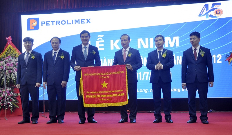 Thừa ủy quyền của Chính phủ, Thứ trưởng Bộ Công Thương, Cao Quốc Hưng tặng cờ cho tập thể CBCNV Công ty XDB12.