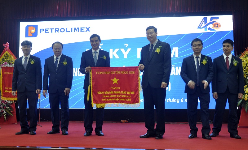Đồng chí Nguyễn Đức Long, Phó Bí thư Tỉnh ủy, Chủ tịch UBND tỉnh tặng cờ đơn vị dẫn đầu phong trào thi đua cho CBCNV Công ty XDB12.