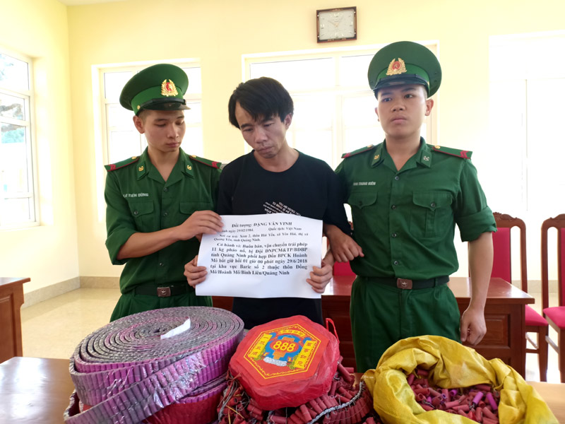 Đặng Văn Vinh cùng tang vật.