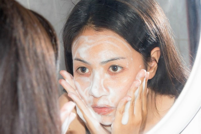 Chỉ dùng sữa rửa mặt là sai lầm khi chăm sóc da nhiều người đang mắc phải.