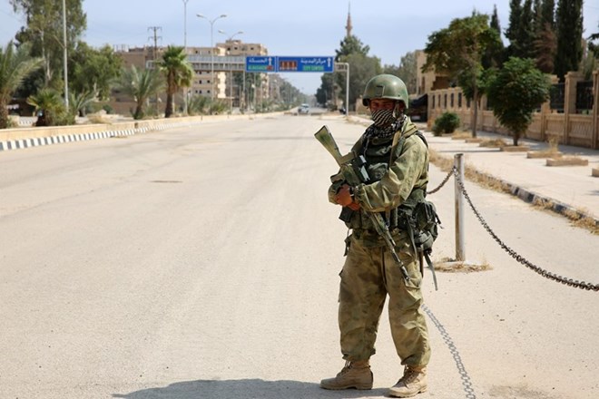 Binh sỹ Nga gác tại thành phố Deir Ezzor, Syria ngày 15/9/2017. (Nguồn: AFP/TTXVN)