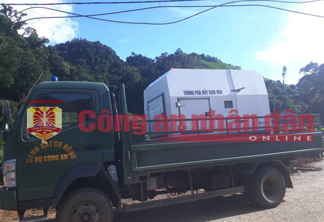 Xe đặc chủng rà mìn của các đơn vị nghiệp vụ.