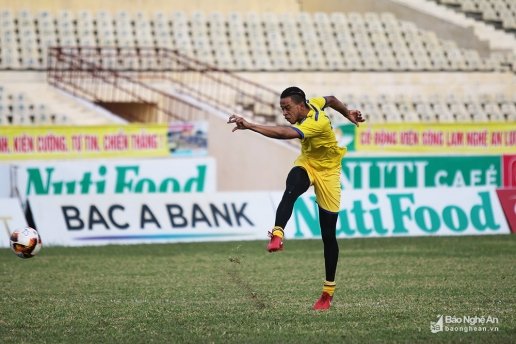  Jeremie Dwayne Lynch được SLNA ký hợp đồng cho thời gian còn lại của V-League 2018. Ảnh: Báo Nghệ An.