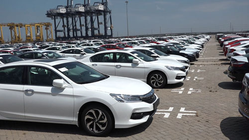 Xe nhập khẩu về Việt Nam tại một cảng ở TP HCM. 
