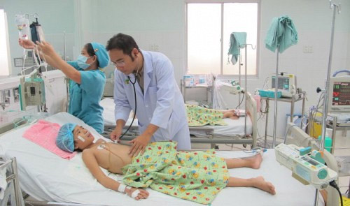 Về mùa hè, trẻ hay mắc bệnh tay-chân-miệng, sốt virut, sốt xuất huyết... cần chủ động phòng tránh.