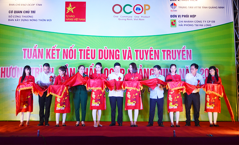 Các đại biểu cắt băng khai mạc 