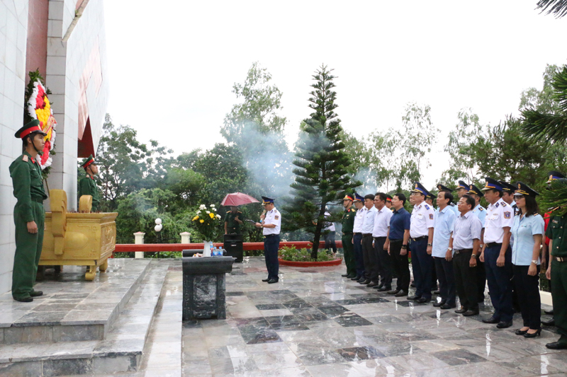 Dâng hương dâng hoa tại Đài tưởng niệm các Anh hùng liệt sỹ