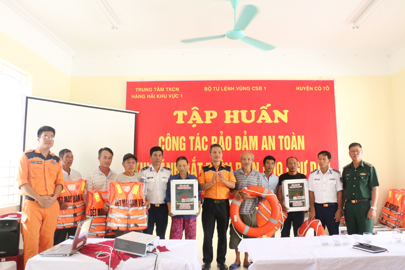 Ngư dân huyện Cô Tô được tặng áo phao, phao tròn, tủ thuốc