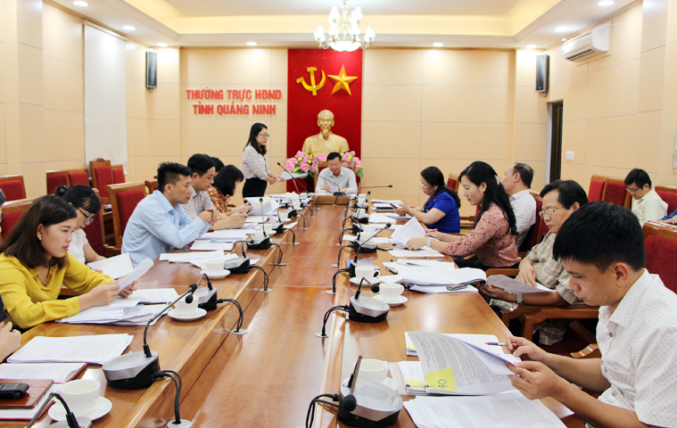 Quang cảnh cuộc họp.